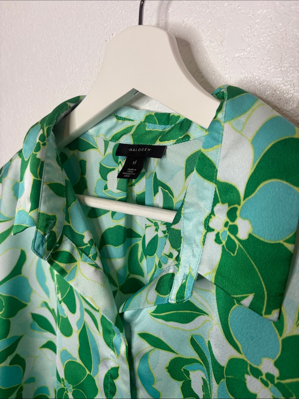 Halogen Green & Blue Satin Floral Button Down Blouse Size XL Career Wear - Picture 2 of 7